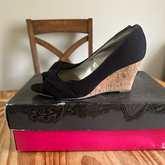 Slightly used wedge black fabric sandals - Picture 6 of 7